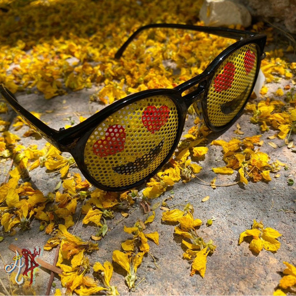 Heart eye emoji sunglasses 😍 - Picture 4 of 6